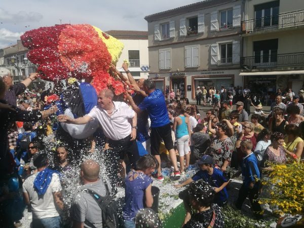 La bataille de confettis fait rage