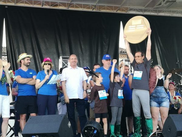 Le comité des fêtes remet le prix du plus beau char aux Irréductibles Bipèdes de Cazères