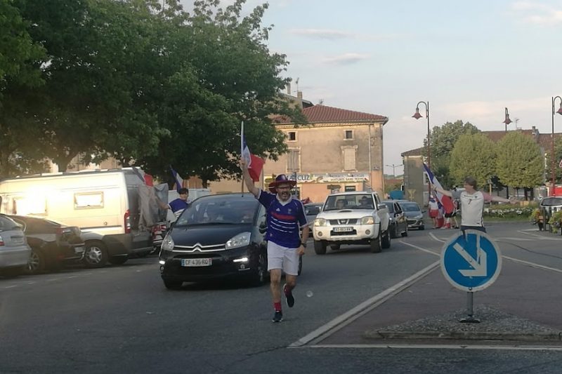 Les rues de Cazères ont été envahies par les supporters des Bleus