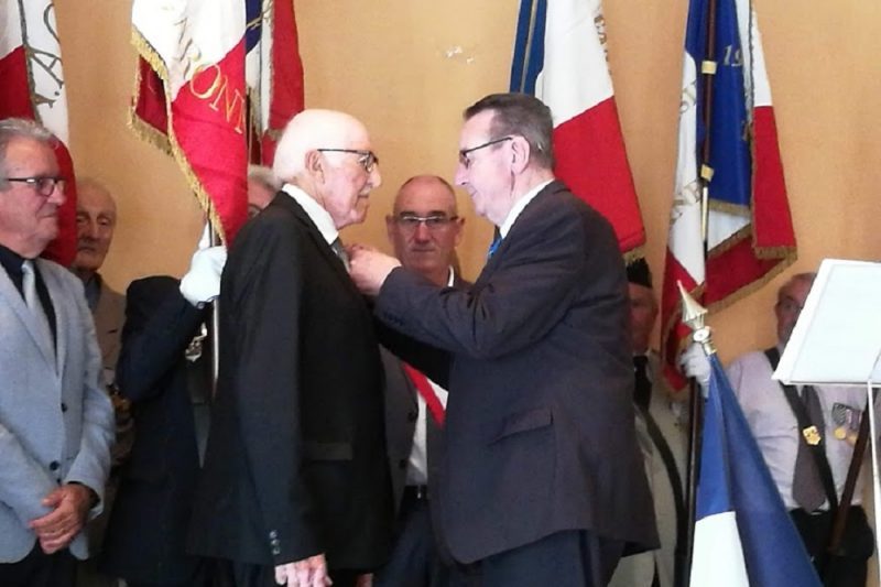 Guy Darmanin, président national de la FNACA, remet l'insigne de l'Ordre National du Mérite à Roger Toullec