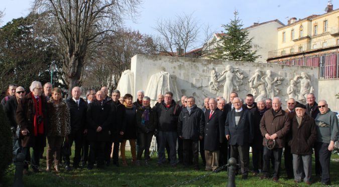 Gravité et solennité dans cet hommage