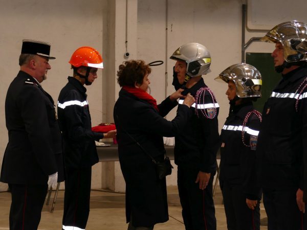 Maryse Vézart décore l'un des récipiendaires.