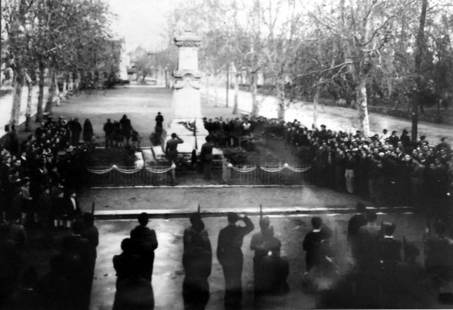 Devant le monument au mort octobre 44