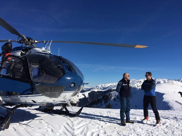 'hélicoptère le moyen de transport le plus sûr pour les secours en montagne