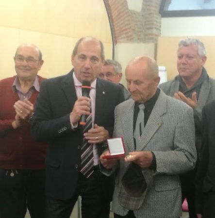 Michel Oliva remet la médaille de la ville à Jean Pontin-Manent