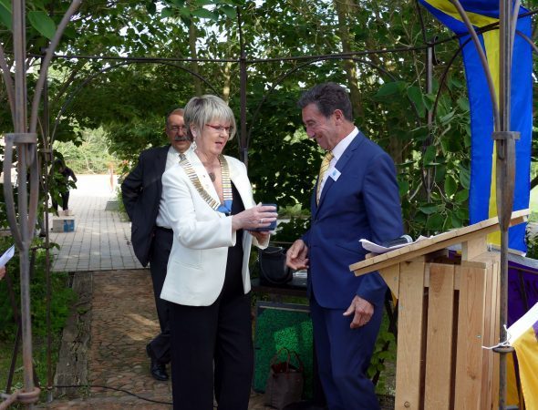 Bernard Bros offre la médaille de la ville à Anita Marigo