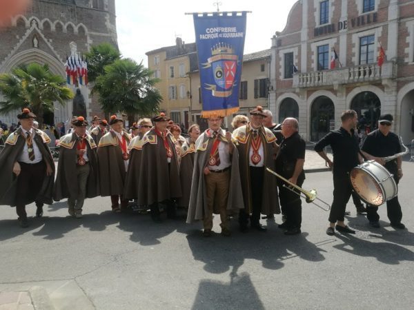 Le grand défilé dans les rue de Cazères