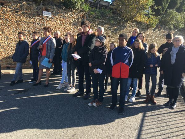 5 enfants désignés par leurs camardes lisent un texte écrit par un poilu