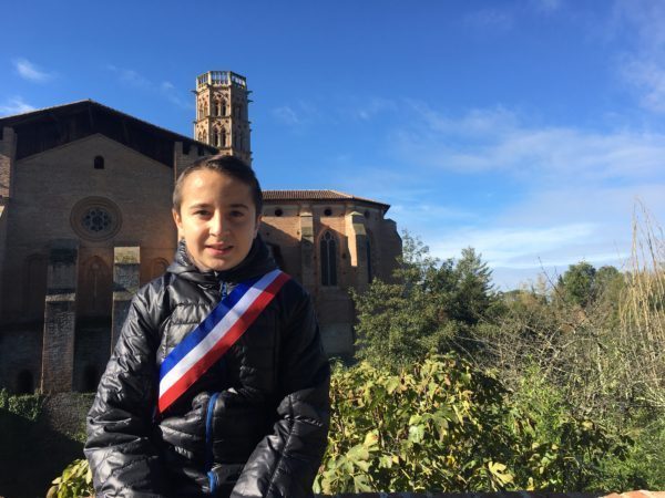 Paolo porte pour la dernière fois son écharpe de maire du conseil municipal des jeunes
