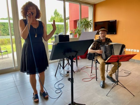 Françoise Guerlin accompagnée par André Roques