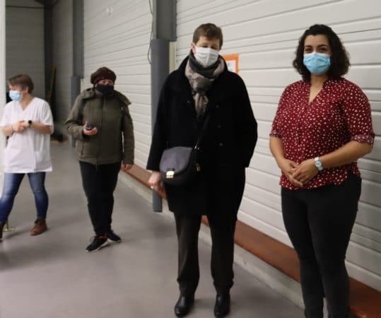Le médecin présentant les installations