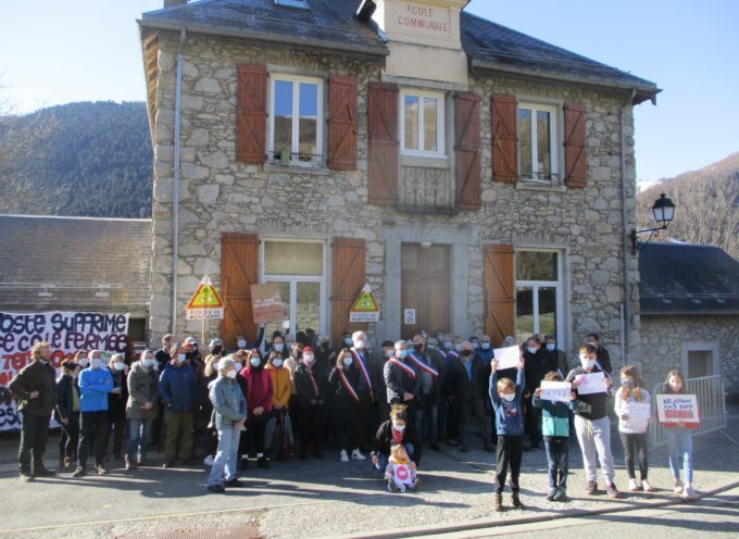 Mobilisation devant l’Ecole de Cazeaux de Larboust, pour le maintien d’un poste d’enseignant…!