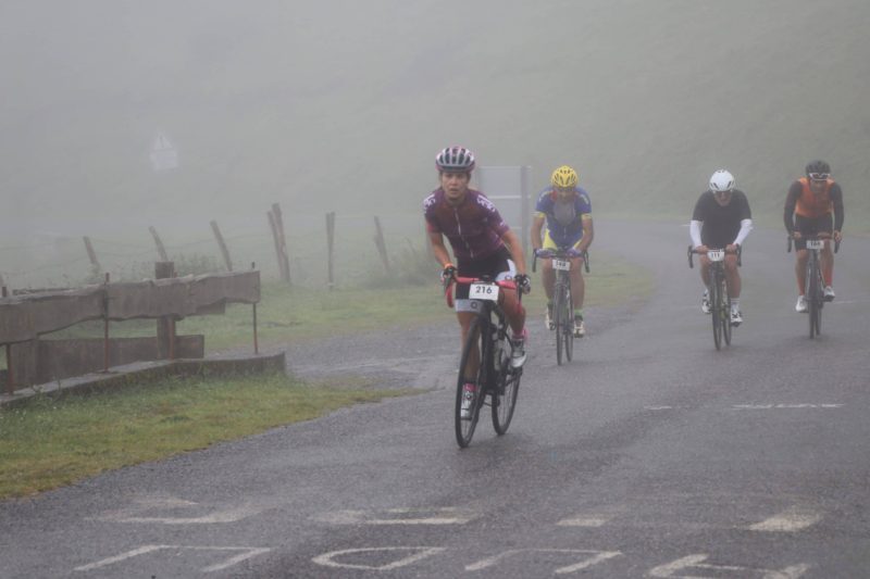 Les cyclosportifs ont rencontré la pluie et le brouillard tout au long de cette deuxième journée où l'humidité s'est révélée une compagne assidue.