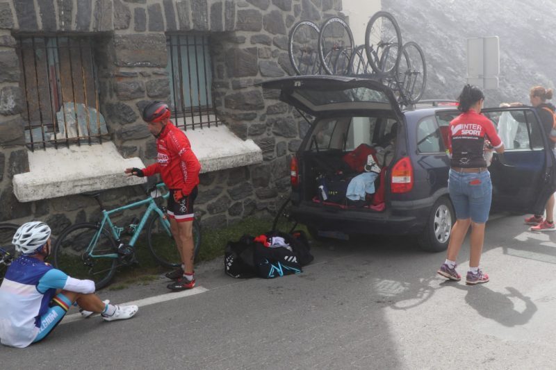 Les cyclistes du Team Peyragudes changent de vêtements au sommet du Tourmalet, auprès de leur voiture suiveuse conduite par Brigitte et Céline.