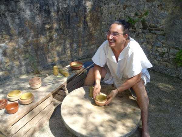 Potier, tisserande, mosaïste, de passionnantes reconstitutions du quotidien gallo romain à la VIlla