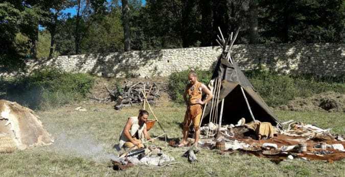 Dans le campement préhistorique, des démonstrations des savoir-faire montre l'ingéniosité des Aurignaciens.