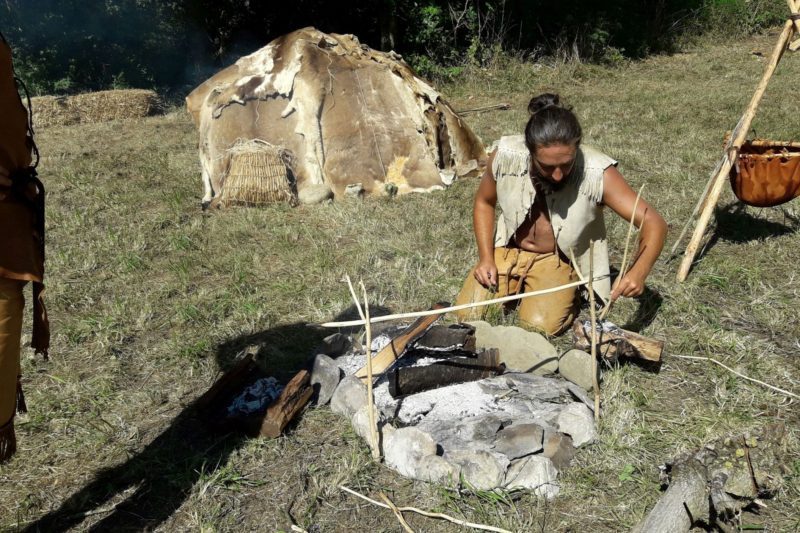 Dans le campement préhistorique, des démonstrations des savoir-faire montre l'ingéniosité des Aurignaciens.