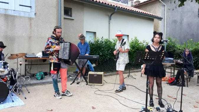 Les jeunes musiciens du groupe Strychnine en concert à Monléon.