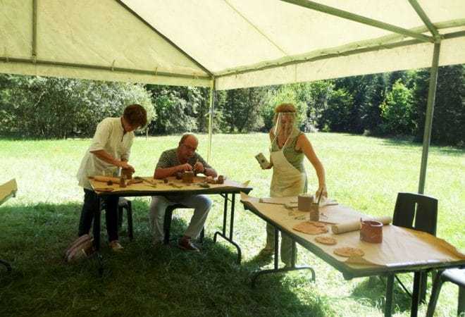 Modeler la terre selon la technique de la faïence, une expérience amusante à la maison forestière de Cardeilhac avec la céramiste Sandrine Sueres.