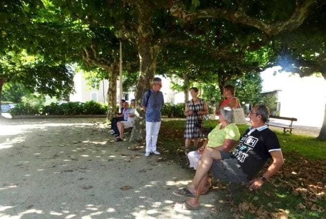 Sous les platanes du village, les Montmaurinois se retrouvent autour de parties de pétanques l'après-midi pendant tout l'été.