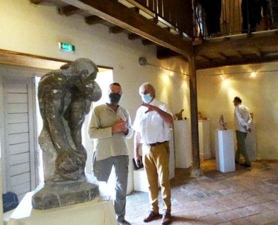 lors de l'exposition de sculpture de Monléon, le maire de Castelnau et conseiller départemental 65 Bernard Verdier en discussion avec le sculpteur Bernard Hugand.