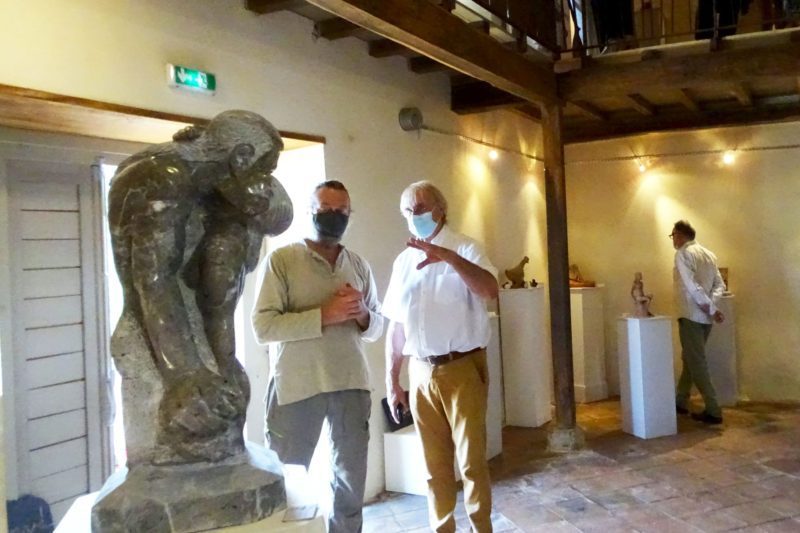 lors de l'exposition de sculpture de Monléon, le maire de Castelnau et conseiller départemental 65 Bernard Verdier en discussion avec le sculpteur Bernard Hugand.