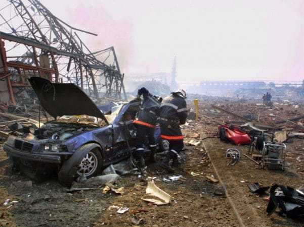 des pompiers tentent, le 21 septembre 2001 dans la banlieue sud de Toulouse, de secourir une personne blessée dans un véhicule à l'intérieur de l'usine pétrochimique AZF
