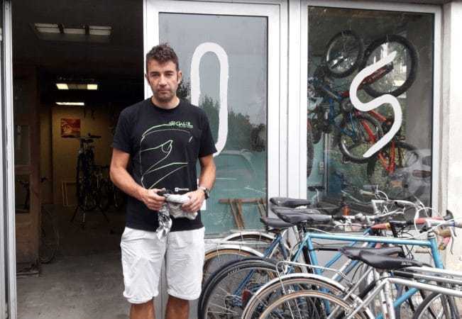 A l'atelier vélo solidaire d'Aurignac Mathieu Martelet aide les cyclistes à réparer leur vélo.