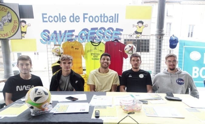 Les jeunes encadrants en contrat civique de l'Ecole de foot Save Gesse.