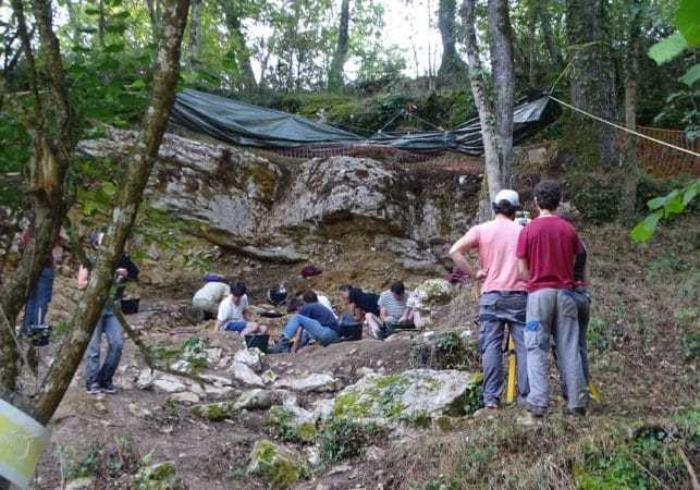 Une équipe d'une vingtaine d'archéologues et d'étudiants oeuvrent sur le site de l'abri préhistorique à Aurignac.