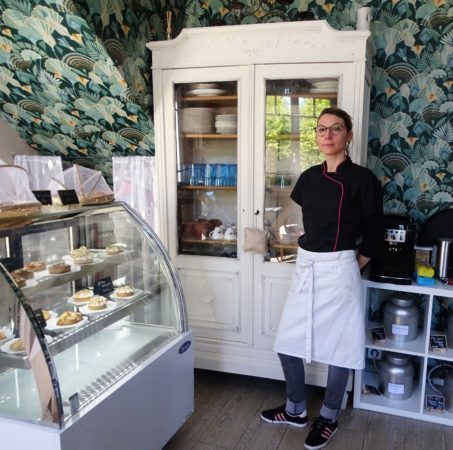 Aurore dans son salon de thé pâtisserie le Gou Thé à Cassagnabère.