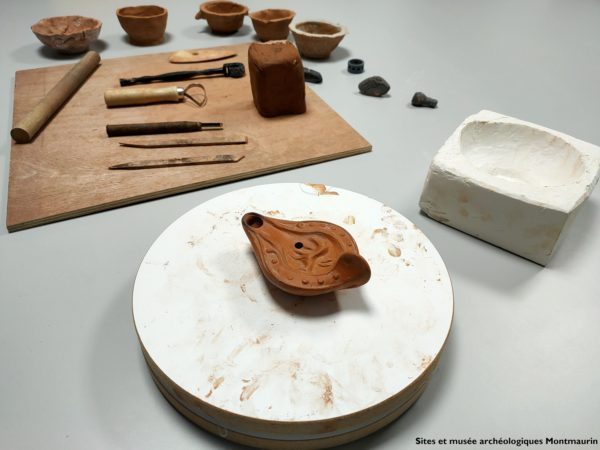 Des ateliers initiation aux fouilles et à la céramique pour les jeunes pendant les vacances de Toussaint au musée de Montmaurin.