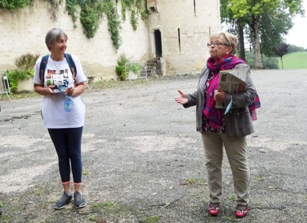 Marie Germaine Barthe (à dr) a raconté avec verve l'histoire du château (à g Christine Huppert, maire du village).