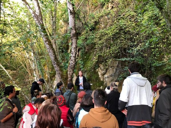 Amélie Vialet, paléoanthropologue, harangue sa troupe d'étudiants en excursion sur les sites célèbres dans nos régions.