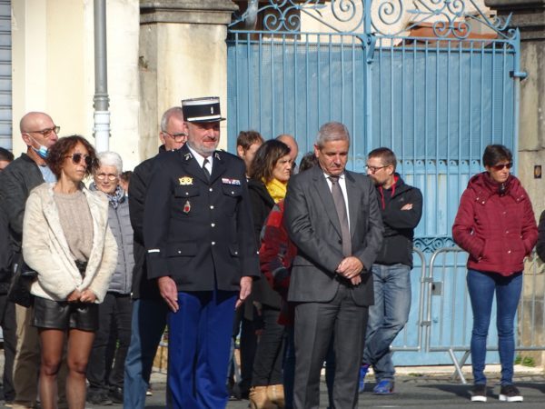 Emotion et recueillement lors de la cérémonie du 11 novembre à Boulogne (au centre le maire Alain Boubée).