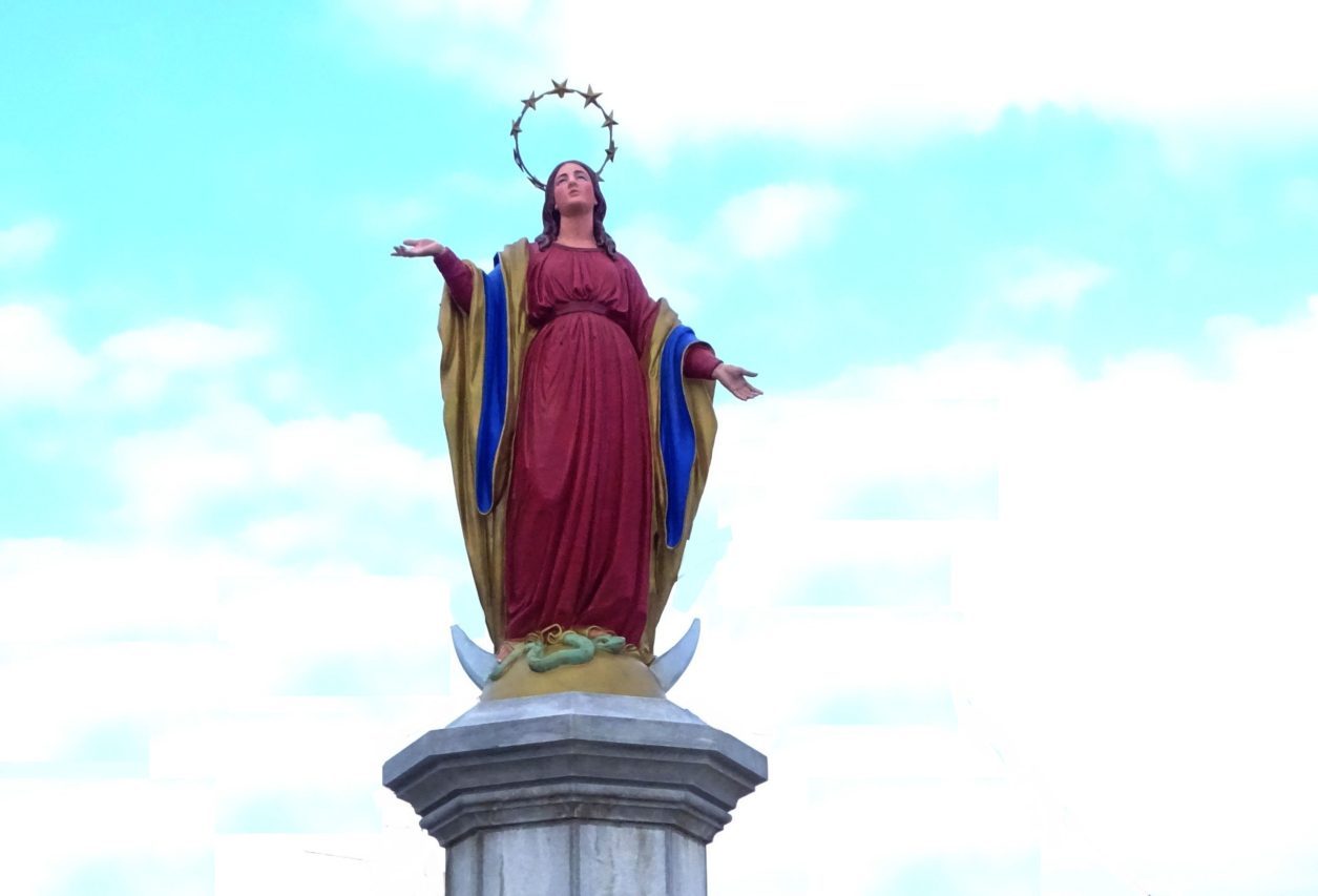 La statue de la vierge à l'entrée de la ville de Boulogne a été restaurée.