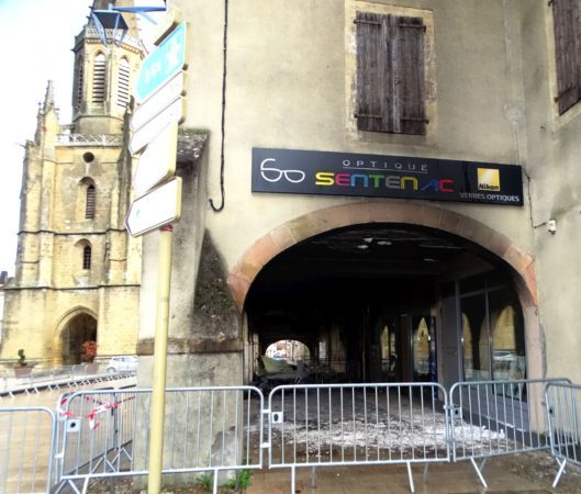 Le violent incendie qui a ravagé le bar et endommagé les bâtiments mitoyens, a été maîtrisé par les pompiers de plusieurs casernes de la région.