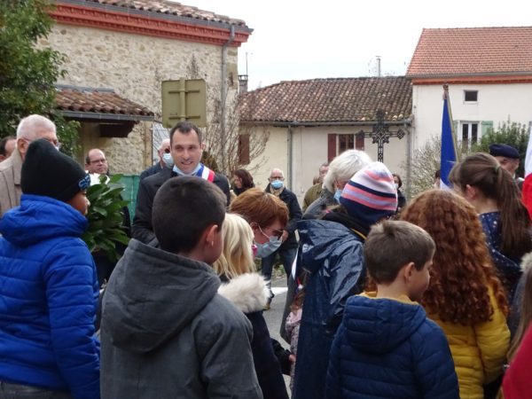 Les enfants de Saint André ont été invités à participer au devoir de mémoire lors de la cérémonie au monument aux Morts.
