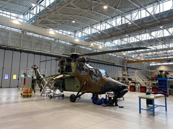 A Montauban, le sénateur Medevielle a visité le 17è RGP, ses installations, ses matériels d'aviation légère.