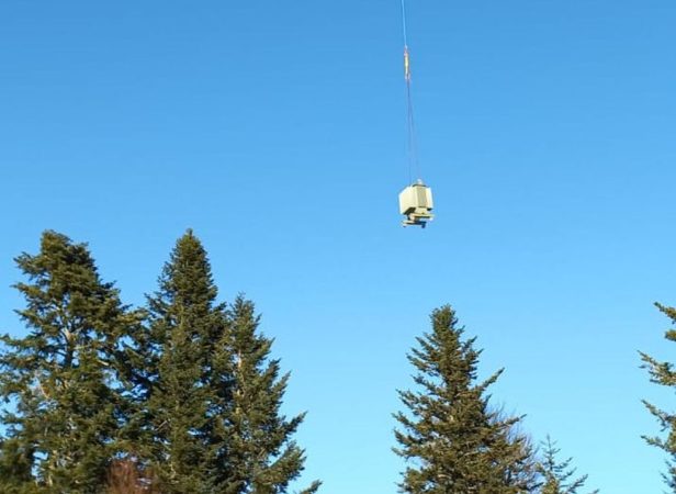 Le nouveau transformateur héliporté à la station d'altitude du Mourtis dimanche 12 décembre.