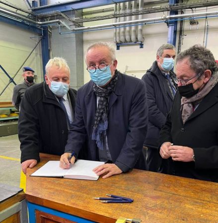 Le sénateur Pierre Medevielle et quelques uns de ses pairs lors de la visite d'évaluation au 17è RGP de Montauban.