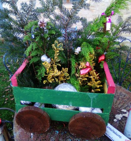 Les Blajanais décorent à leur idée pour Noël les rues de leur village, ici les chariots de Chantal.