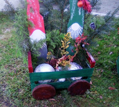 Les chariots de Noël fabriqués par Chantal de Blajan décorent le village