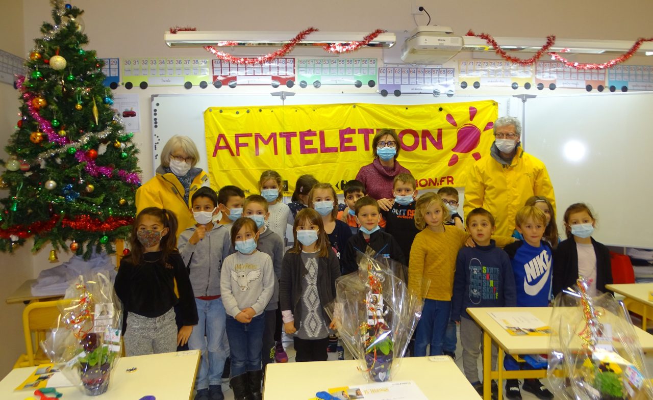 Les élèves de Mme Séguy ont participé au Téléthon et ont reçu le diplôme et le badge à Larroque.