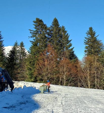 Les équipes d'Enedis sur la brèche pour l'héliportage d'un transformateur à la station de ski du Mourtis.