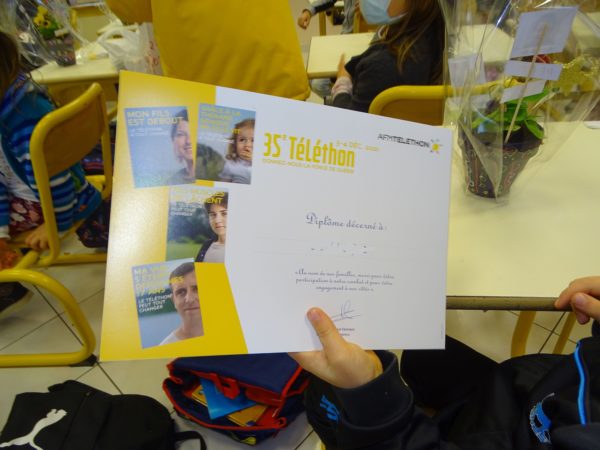 Un beau diplôme du Téléthon pour chaque élève des classes de Mme Séguy, directrice de l'école de Larroque.