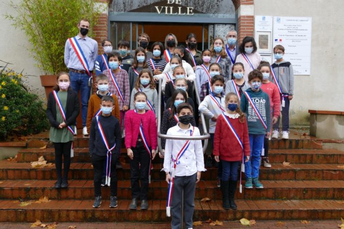 Sur le parvis de la mairie