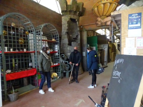 Lors du tournage de TF1 à Artstock Blajan, le président Yann Dommenge a enfourché la trottinette pour déambuler dans les immenses hangars de la recyclerie culturelle.