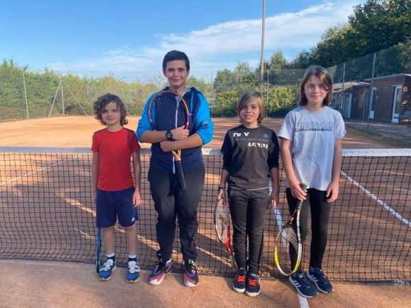 Pour apprendre et aimer le tennis avec 2 éducateurs sympas et qualifiés, inscrivez-vous au cours du Club de Boulogne sur Gesse.