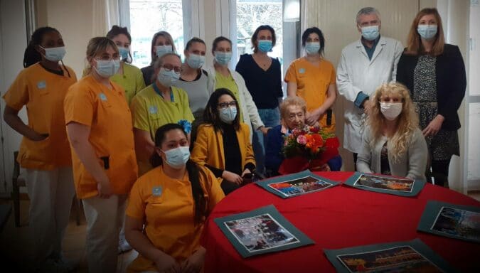 Bien entourée par le personnel